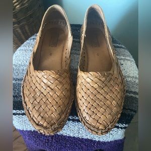 Mohinders Woven Flat in Honey
